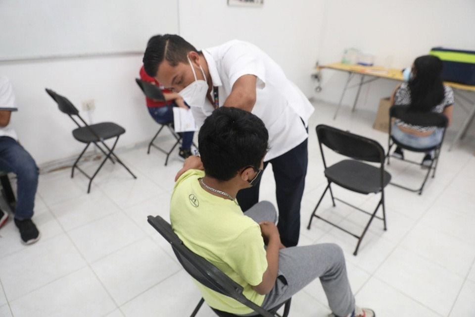 Adolescentes yucatecos de 12 a 17 años con comorbilidades, comienzan a recibir dosis de refuerzo contra el Coronavirus