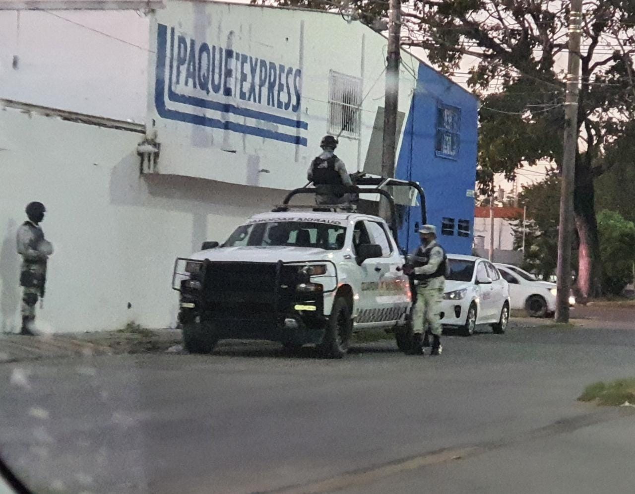 Catean paquetería por reporte de drogas