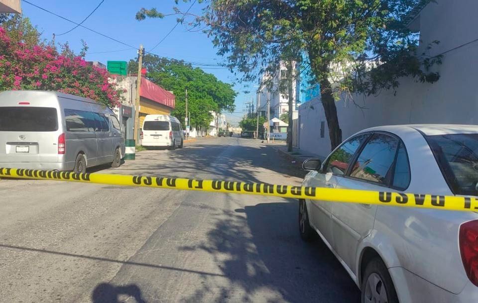 Sicarios que iban en un taxi ejecutan a un hombre en pleno centro de Playa del Carmen