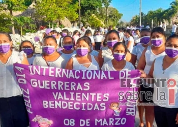 300 personas, incluido el médico de la comunidad, participan en desfile feminista en localidad maya de Carrillo Puerto