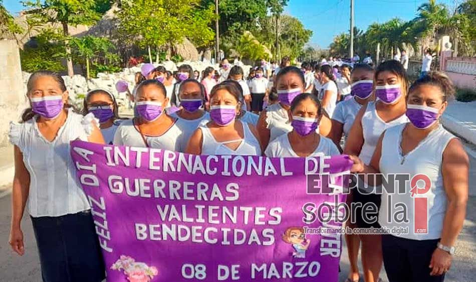 300 personas, incluido el médico de la comunidad, participan en desfile feminista en localidad maya de Carrillo Puerto