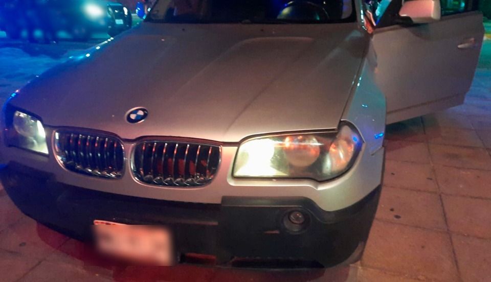 Detienen en Cancún a mujer que circulaba en auto de lujo con reporte de robo