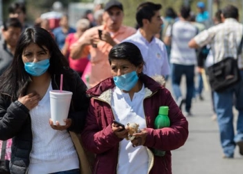 Se diluye pandemia de Covid-19 como agua entre las manos