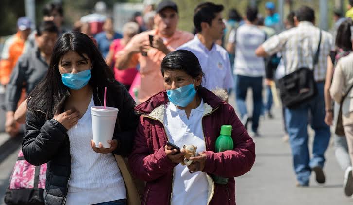 Se diluye pandemia de Covid-19 como agua entre las manos
