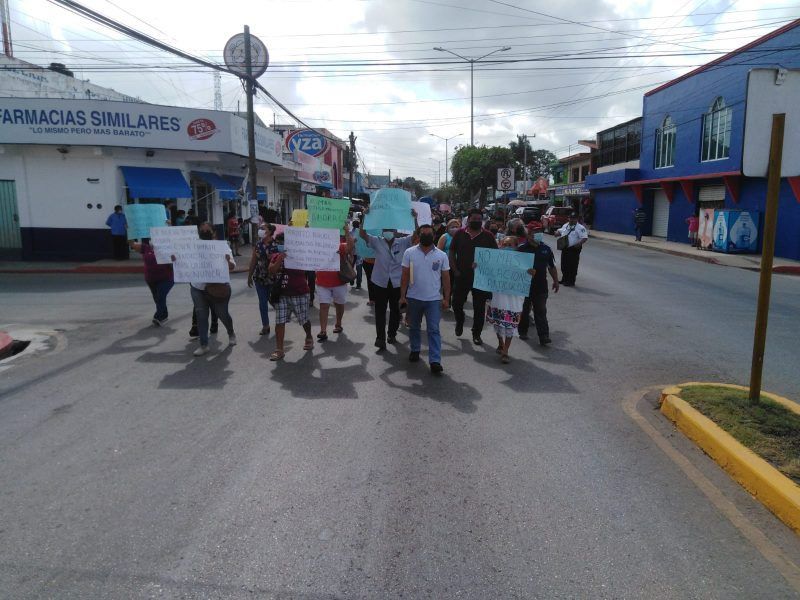 Exigen a presidente municipal que deje de acosarlos laboralmente