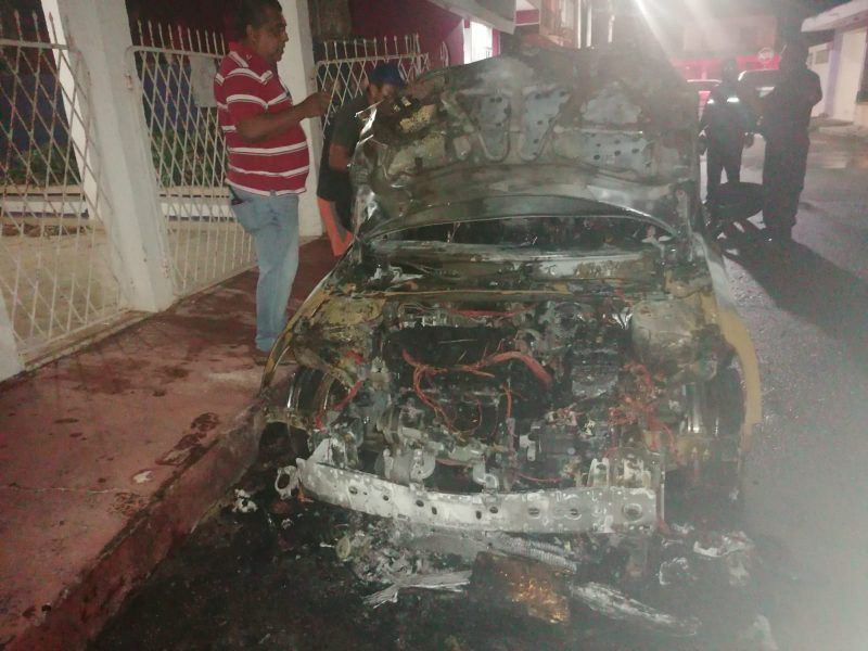 Incendian vehículo en Payo Obispo