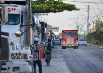 Caos vial en el corredor Cancún-Tulum por manifestación de transportistas