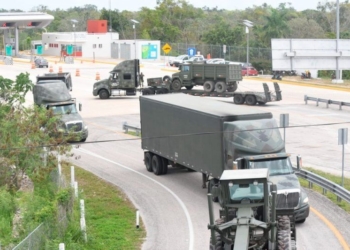 Llega a Carrillo Puerto maquinaria para construir vías del Tren Maya