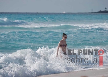 Analizan y vigilan la calidad del agua en principales playas de Quintana Roo