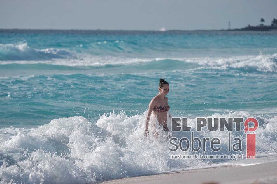 Analizan y vigilan la calidad del agua en principales playas de Quintana Roo