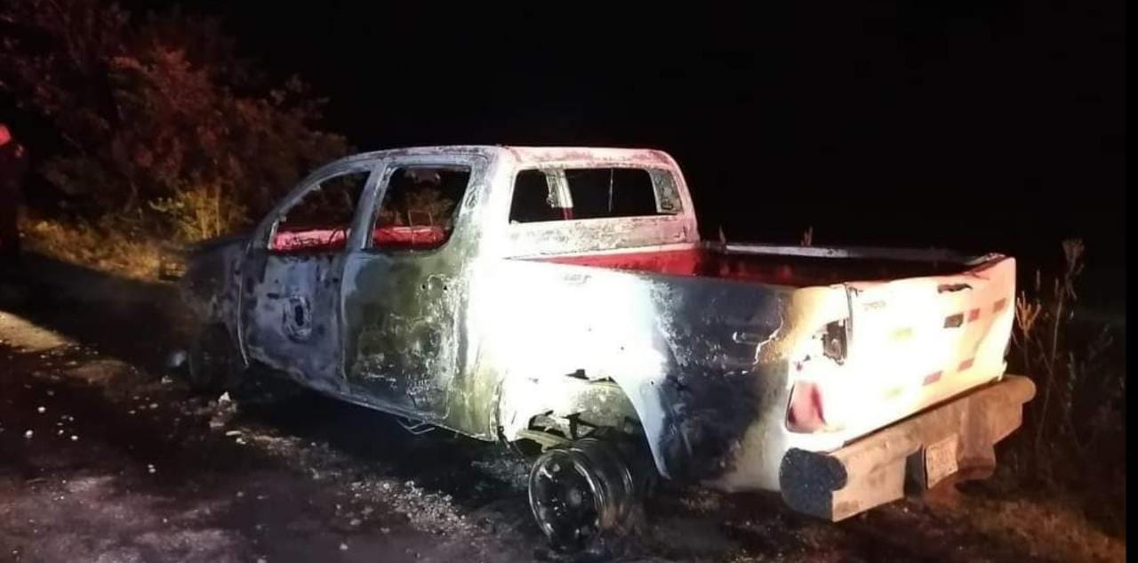 Queman camioneta en Sergio Butrón Casas