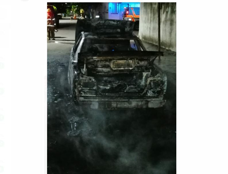 Queman vehículo en Chetumal