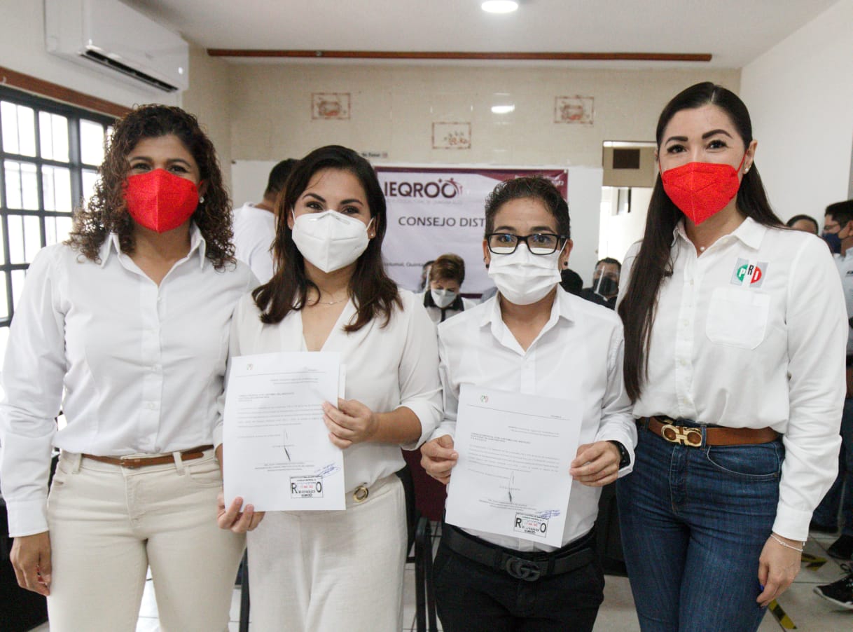 Deborah Angulo se registraron como aspirante a la diputación del distrito 15