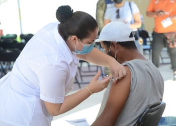 Aplicarán tercera dosis de vacuna contra coronavirus a población de 18 a 39 años del norte de Quintana Roo