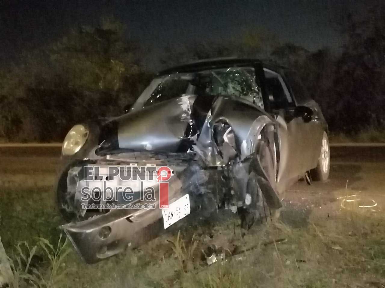 Auto de lujo se estrella con poste en el periférico sur de Mérida