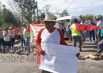 Ejidatarios bloquean vía hacia Holbox; piden resarcimiento por uso de vía