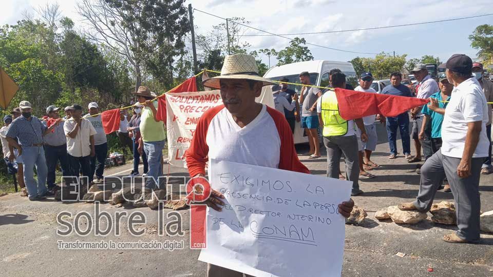 Ejidatarios bloquean vía hacia Holbox; piden resarcimiento por uso de vía