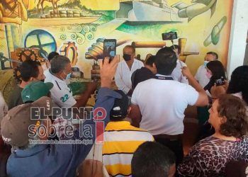 Ejidatarios se manifiestan ante dependencia estatal en demanda de obras en comunidades