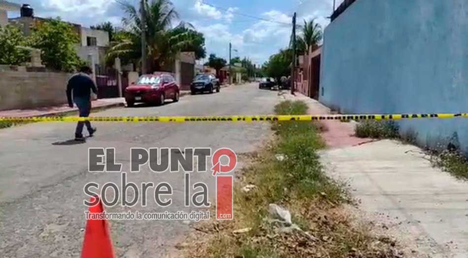 Empleado de una paquetería fallece en el interior de un automóvil