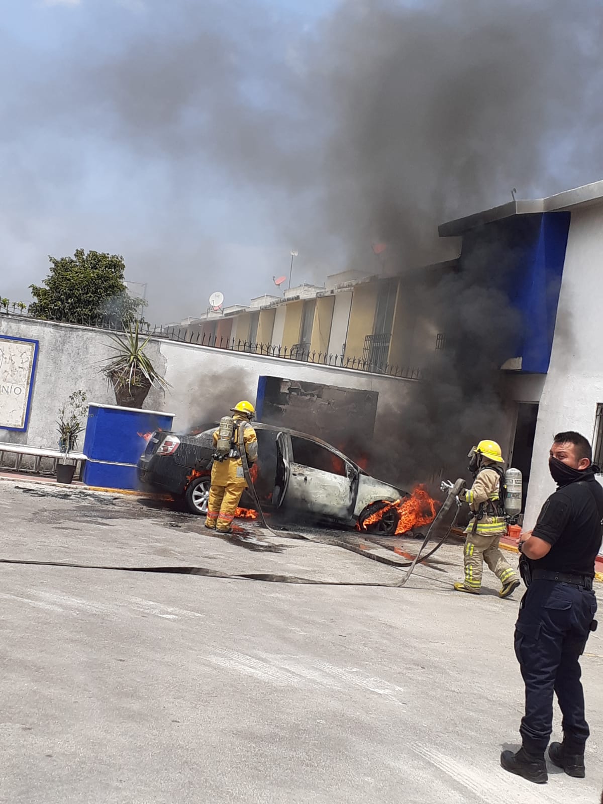 Explota vehículo en Maya Real