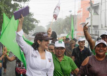 Desde el Congreso trabajaré para que los sueldos mejoren, dice Estefanía Mercado en la colonia Colosio