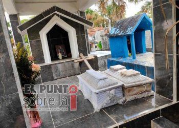 Redes muestran saturación del panteón de J. M. Morelos con ataúdes apilados sobre tumbas