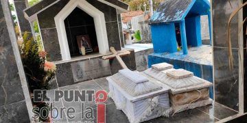 Redes muestran saturación del panteón de J. M. Morelos con ataúdes apilados sobre tumbas