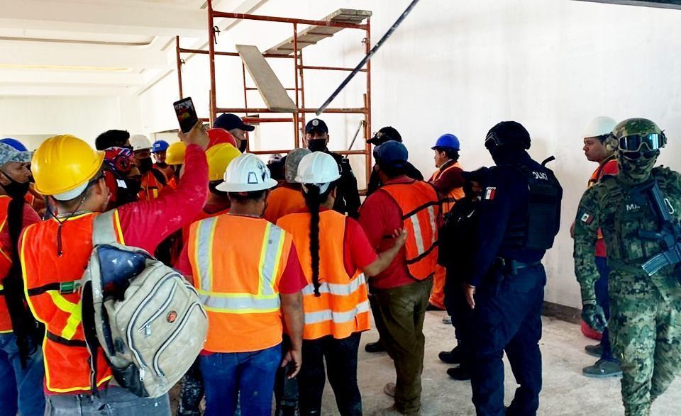 Operativo en zona hotelera de Cancún por reporte de personas armadas en una construcción