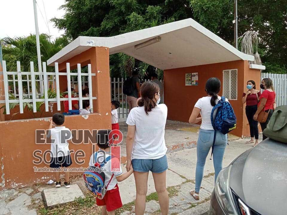 Padres de familia «clausuran» jardín de niños de Chetumal, inconformes con supervisoras