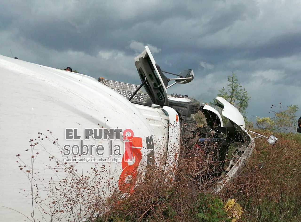 Trailer con doble remolque se voltea en la carretera Mérida-Cancún