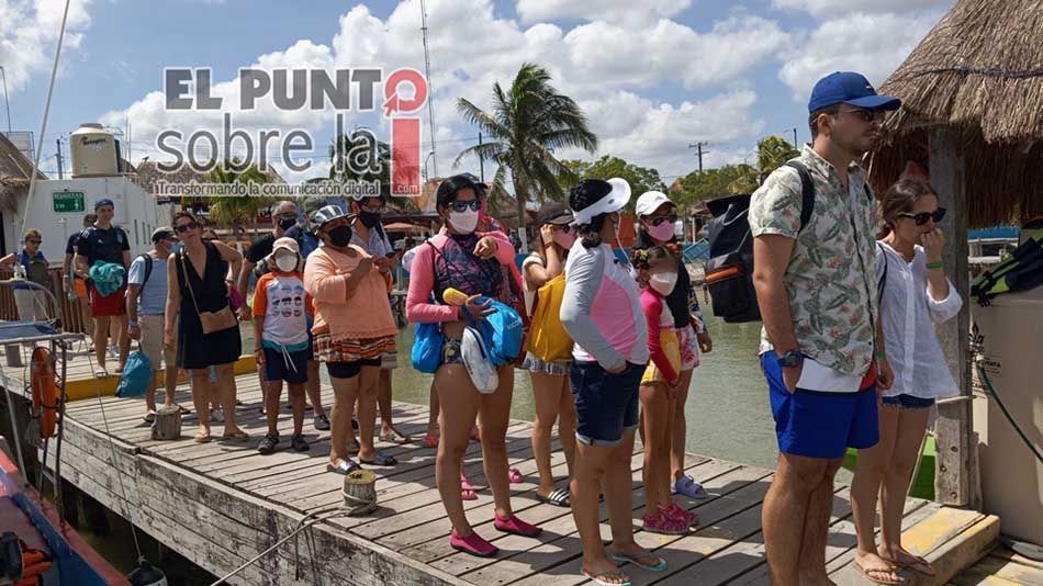 Turistas llegan por cientos a Chiquilá y a Holbox, líder de lancheros