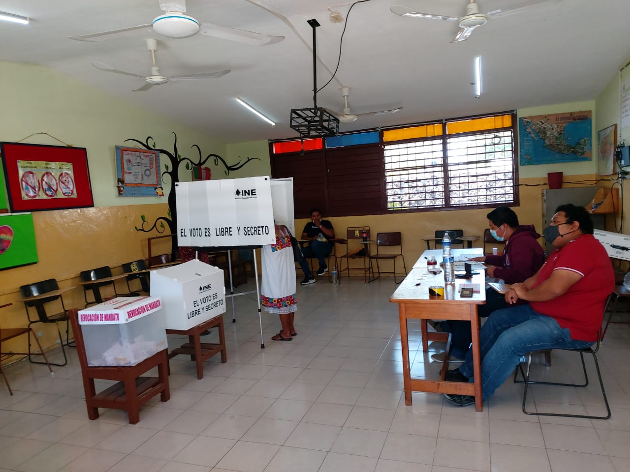 Inédita votación con leve afluencia