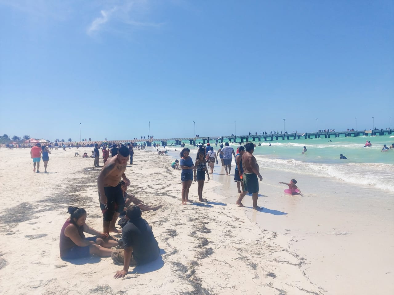 Abarrotan las playas del oriente de Yucatán