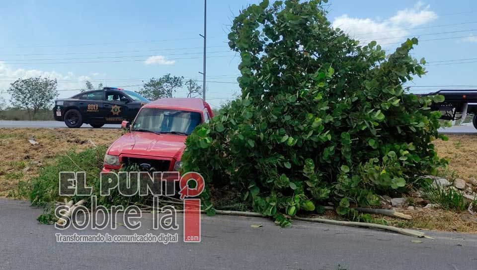 Conductor pierde el control de volante y acaba estrellado contra un árbol