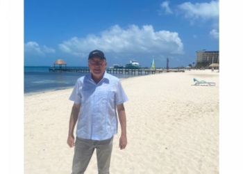 Embajador de Estados Unidos en México, Ken Salazar de “spring break” en Cancún
