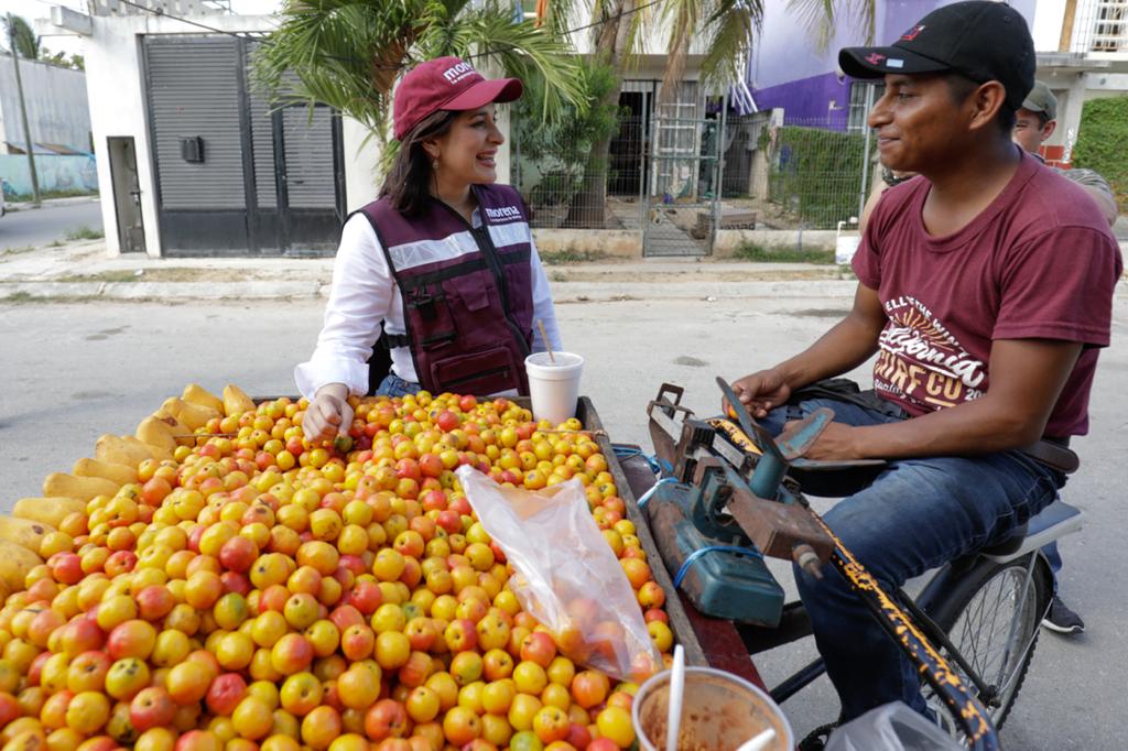 Estefanía Mercado camina las colonias Villamar I y Villas Riviera, donde escucha y recoge necesidades del pueblo
