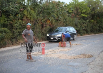 Hartos de la falta de atención, meseros arreglan calles en Isla Mujeres