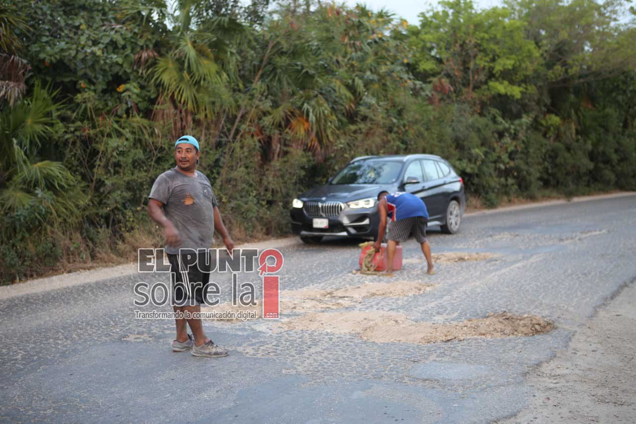 Hartos de la falta de atención, meseros arreglan calles en Isla Mujeres