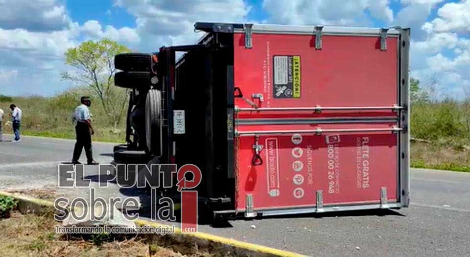 Bloqueada la carretera Mérida-Cancún al volcar una pesada unidad