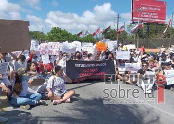 Protestan universitarios que exigen seguridad vial en la avenida Colosio de Cancún
