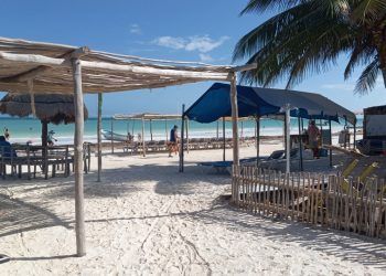 Líder turístico crítica «tianguis» en zona de playas de Holbox