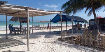 Líder turístico crítica «tianguis» en zona de playas de Holbox