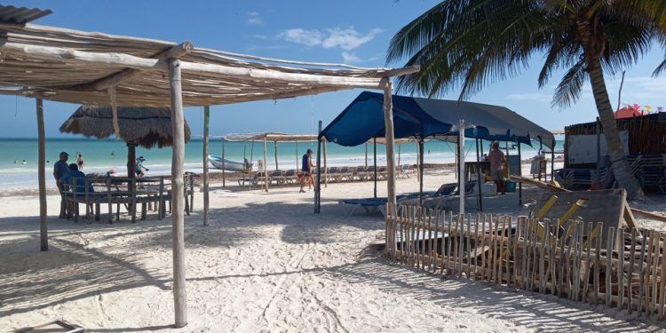 Líder turístico crítica «tianguis» en zona de playas de Holbox