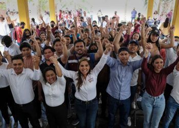 Vecinos de La Guadalupana recibieron y respaldaron a Mara Lezama, sin importarles los rayos del sol