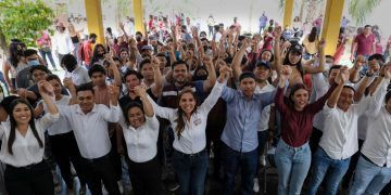 Vecinos de La Guadalupana recibieron y respaldaron a Mara Lezama, sin importarles los rayos del sol