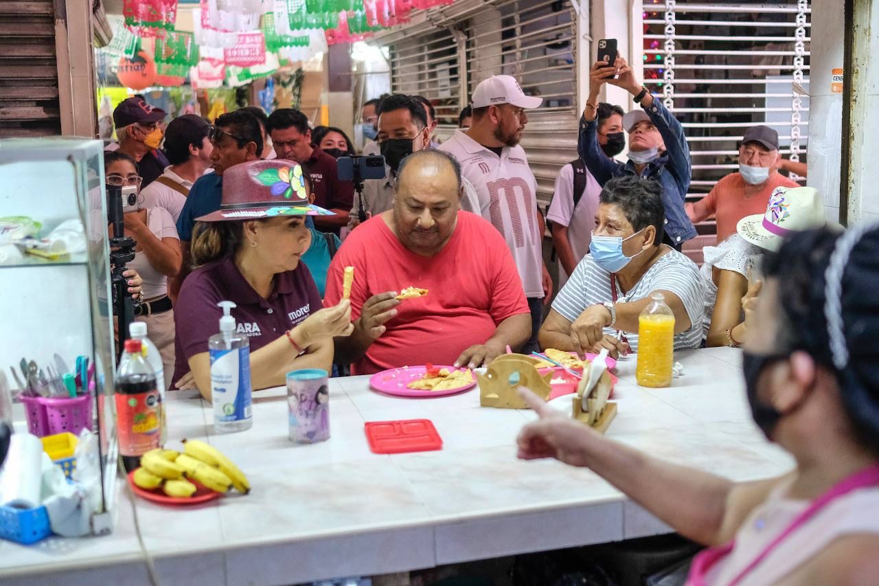 La presencia de Mara Lezama arma auténtica verbena popular en el mercado Benito Juárez, de Cozumel