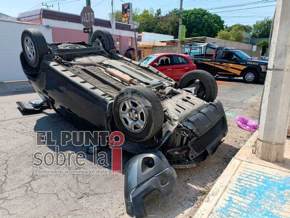 Aparatosa volcadura deja dos lesionados