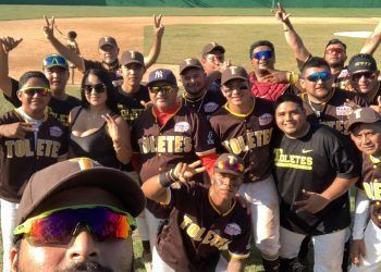 Toletes de Valladolid con una mano en el trofeo