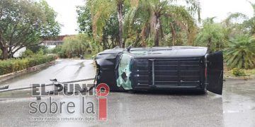 Acaba volcado al conducir a exceso de velocidad con el piso mojado