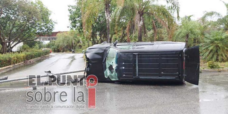 Acaba volcado al conducir a exceso de velocidad con el piso mojado